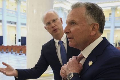 Spojenci z NATO vojensky podporuju Ukrajinu ale nie USA Dmitrijev radi Washingtonu co ma rozbit