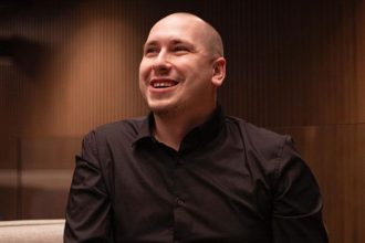 Spolupracoval s Netlixom producentom Harryho Pottera a so synom Cate Blanchettovej Igor Engler ma nasliapnute na karieru filmara snov