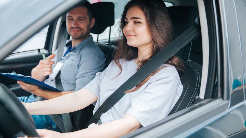Stat odnimma vodicske preukazy aj za stare dlhy alebo chybajuce peniaze na pokutu Za co vam moze policajt vzia doklady aj bez spachania priestupku alebo sposobenia nehody