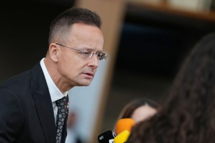 Tien Moskvy v Bruseli Szijjarto priznal pravidelny kontakt s Lavrovom