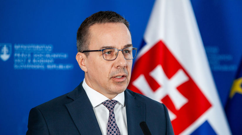 Tisicky zamestnancov sa maju na co tesit Najnizsie mzdy vzrastu a prekonaju hranicu 1 000 eur Kedy pocitia ludia toto zvysenie vo svojich penazenkaach