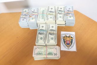 Tvrdil ze prevaza iba cigarety z Ukrajiny Colnici mu v skrysi auto nasli takmer pol miliona dolarov