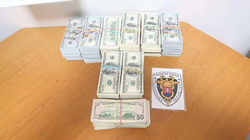 Tvrdil ze prevaza iba cigarety z Ukrajiny Colnici mu v skrysi auto nasli takmer pol miliona dolarov