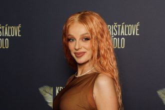 Ujo fakt Spevacka Sima po Kristalovom kridle kritizovala znameho laureata za to moze poznamka o Gombitovej bielizni