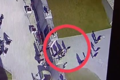 VIDEO Ako operuju vreckari na Bratislavskom hrade Policajti ich prichytili pri cine