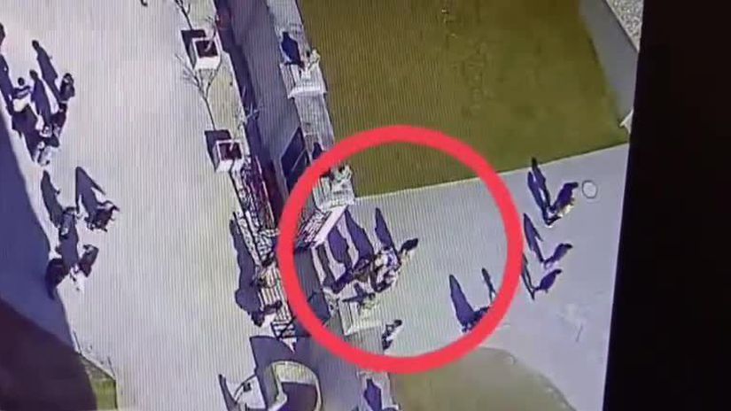 VIDEO Ako operuju vreckari na Bratislavskom hrade Policajti ich prichytili pri cine