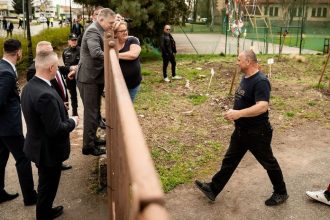 VIDEO Fico zacal rokovanie vlady skokom na plot Kabinet schvalil miliony pre region a nove projekty