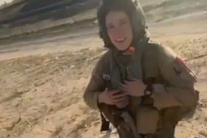 VIDEO Miestni neverili vlastnym ociam Americka pilotka po pade nad Kuvajtom sokovala svojou reakciou