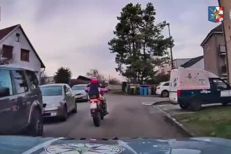 VIDEO Opiteho motorkara nezastavila vobec nic V neuveritelnom hazardovani pokracoval v nastolenom trende