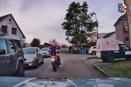 VIDEO Opiteho motorkara nezastavila vobec nic V neuveritelnom hazardovani pokracoval v nastolenom trende