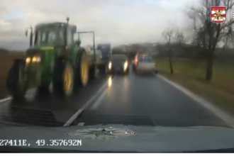 VIDEO Riskantne predbiehanie cez plnu ciiariu ktore sa len tak nevidi Sufer to vymrstil takmer naslepo
