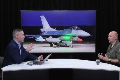 Velitel bojovej letky F16 pplk Gregor Najtazsie je tankovanie za letu Na vyczviku sa stretneme aj s americkymi pilotmi