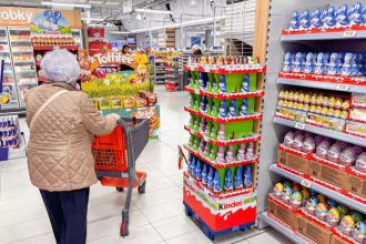 Velke retazce V obchodoch nie su vysoke ceny ludia malo zarabaju Ocakavame tlak aky tu este nebol