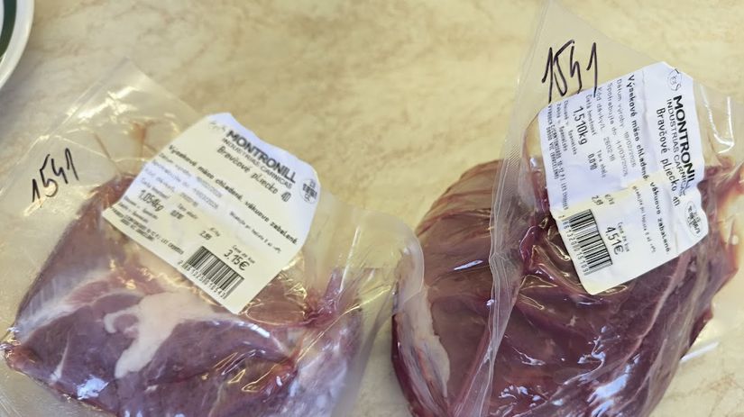 Z obchodov stahuju viac ako tri tony pokazeneho a zapachajuceho masa Bravcovina mala sivu farbu a kysly zapach Mozete ju mat v mraznicke