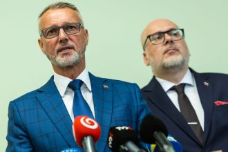 Zakon ktory spoji opoziciu a koaliciu hlas chce predlzit mandat starostov primatorov a zupanov