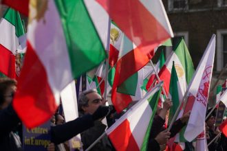 Zatvorenie americkych zakladni a poplatky za Hormuzsky prieliv Iran stanovil podmienky rokanani s USA Z Washingtonu to znie nerealne