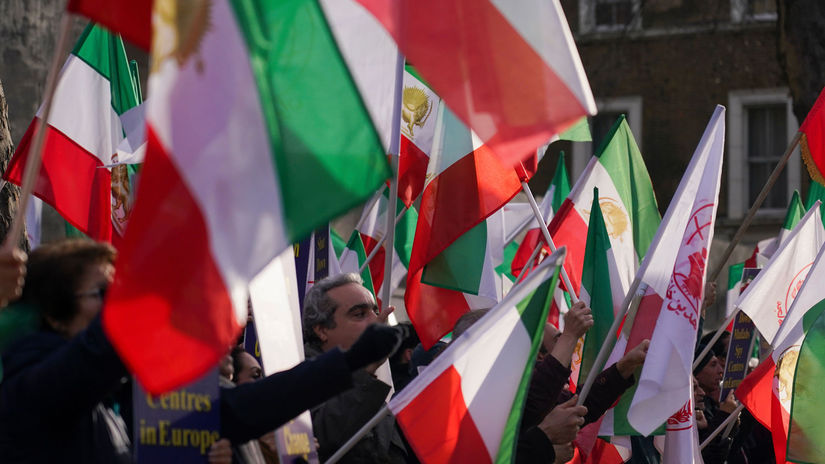 Zatvorenie americkych zakladni a poplatky za Hormuzsky prieliv Iran stanovil podmienky rokanani s USA Z Washingtonu to znie nerealne