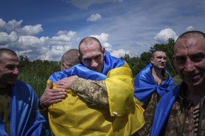 ked vojaci placu pri vymene zajatcov slzam sa neubranili ani ukrajinci ani ruski okupanti co povedali svojim blizkym