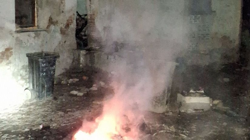 odpad palili priamo pred domom potom nastal vybuch incident v uzovskej panici ma dvoch zranenych