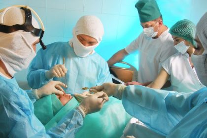 plasticka chirurgia nie je len esteticka operuju aj trojmesacne deti kozu si pacient moze darovat iba sam