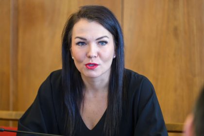 predsednicka sudnej rady kosova ziada ospravedlnienie od opozicnej poslankyne jurikovej obvinila ju z hrubeho utoku