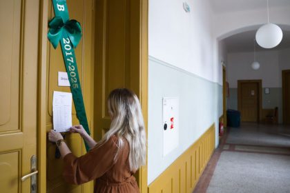 v utorok zacnu pisomne maturity zucastni sa ich viac ako 42 tisic maturantov