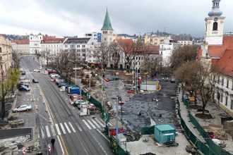 Centrum Bratislavy meni svoju tvar Rekonstrukcia znamyh namestii sa posunula do dolezitej fazy Srdce mesta sa konecne zbavuje nanosov asfaltu a prekazok