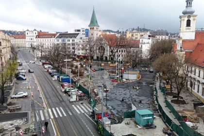 Centrum Bratislavy meni svoju tvar Rekonstrukcia znamyh namestii sa posunula do dolezitej fazy Srdce mesta sa konecne zbavuje nanosov asfaltu a prekazok