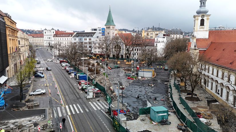 Centrum Bratislavy meni svoju tvar Rekonstrukcia znamyh namestii sa posunula do dolezitej fazy Srdce mesta sa konecne zbavuje nanosov asfaltu a prekazok