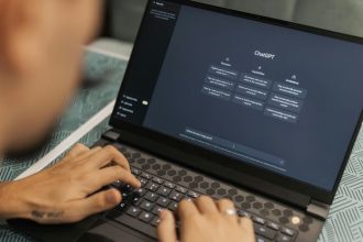 Chatbot ako spoluziak ktory pomaha s ulohami Ak budeme ignorovat AI vo vzdelavani skoly prestanu byt relevantne varuje expert