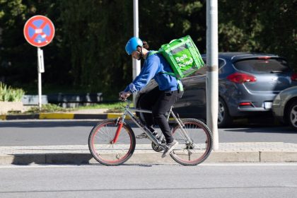 Do dochodku odchadza coraz viac ludi niet koho zamestnat Trh prace udrziavaju cudzinci z Azie je ich u nas uz viac ako Cechov