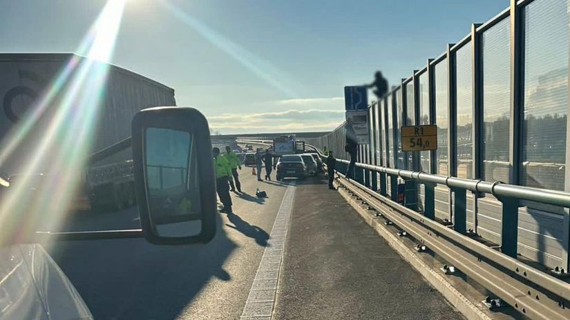 Drama na R1 pri Nitre MLady muz chcel ukoncit svoj zivot zasahoval policajny vyjednavac