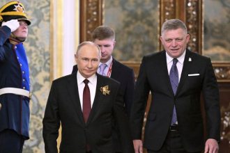 Fico cestuje do Moskvy Kreml potvrdil ucast na oslavach Otazkou zostava kadia preleti