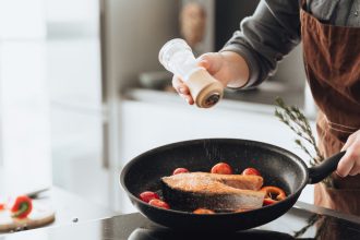 Nenapadna chyba v kuchyni moze ohrozit vase zdravie Odbornici varuju pred tzv teflonovou chripkou
