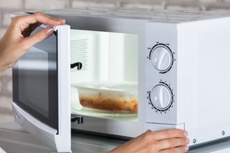 Onkologovia varuju Mnoho ludi robi v kuchyni zasadnu chybu Moze to zvysit riziko vzniku rakoviny