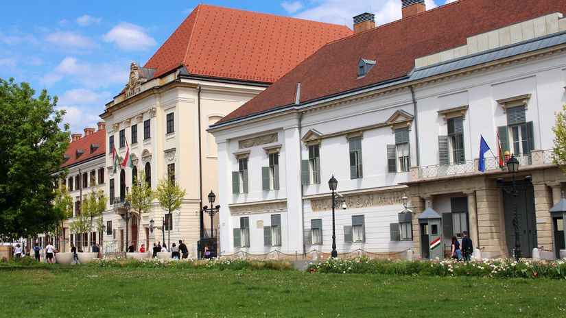 Orban prestaval sidlo moci za 21 miliard Magyar odmieta vladnut z klastora Fideszu poslal odkaz