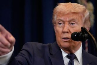 Trump oznamil vysoke cla pre krajiny ktore dodavaju zbrane Iranu Bez vynimky Tyka sa to predovsetkym Ruska