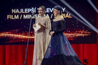 Uchvatni Germani hviezda Dunaja v priehladnej pelerine a neuverite co si obliekla hrdinka Slubu Hrobonova Toto je moda z cien Slnko v sieti