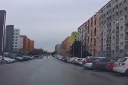 VIDEO Chlapec vbehol pod auto len zazrakom sa mu nic ne stalo