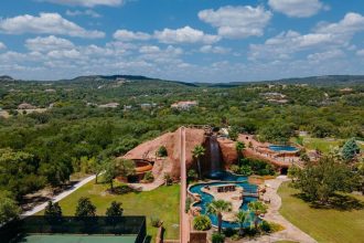 Vlastny akvapark kinosal telocvicna herna a skokanska rampa Legenda predava luxusny dom na ktorom pracovali 59 tisic hodin