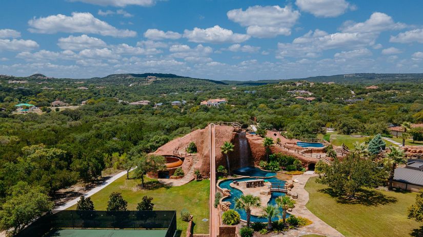 Vlastny akvapark kinosal telocvicna herna a skokanska rampa Legenda predava luxusny dom na ktorom pracovali 59 tisic hodin