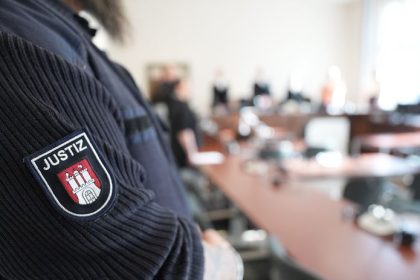 nebinarnapersonapodavanazalobu nanemeckuagenturu zasolovenie pan pozaduje neprimeraneduoskodnenie