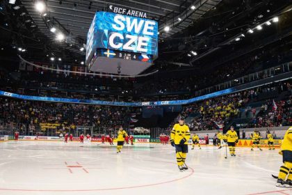 Cesi vyvolali poplach Hokejova velmoc sa uz na zaciatku MS trapi s kritikou Hovori sa o kolapse a totalnej bezradnosti