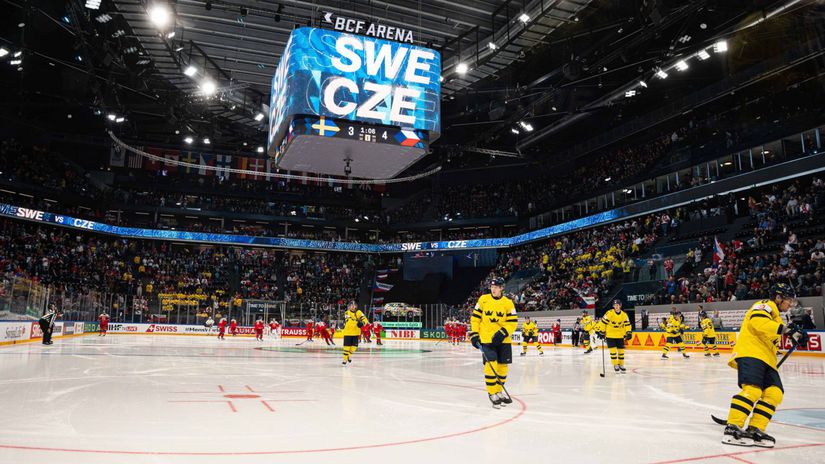 Cesi vyvolali poplach Hokejova velmoc sa uz na zaciatku MS trapi s kritikou Hovori sa o kolapse a totalnej bezradnosti