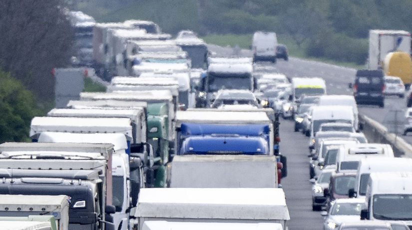 Dopravny kolaps na ceskej D1 Nekonecna kolona kamionov meria viac ako 50 kilometrov