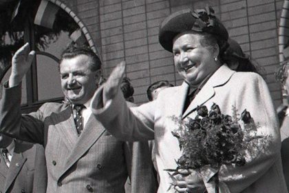 Kriziky na plotoch proti cervenym hviezdam takto vizerali posledne slobodne volby ktore komunisti na slovensku preniesli na drviu prehru