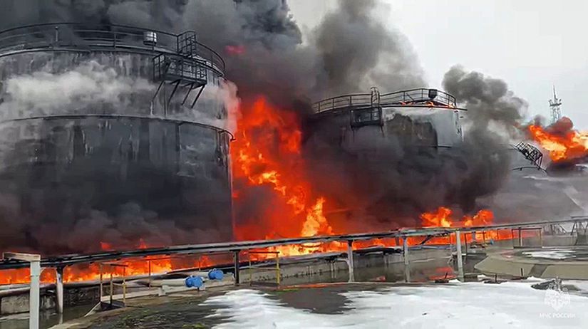 ONLINE Ukrajinske drony znicili Rusom vzacne vojenske lietadla v hodnote desiatok milionov V plamenoch skocil aj tanker a sklad s ropou