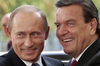 Putin chce exkancelara za mediatora vojny Kallasova reagovala tvrdym odmietnutim