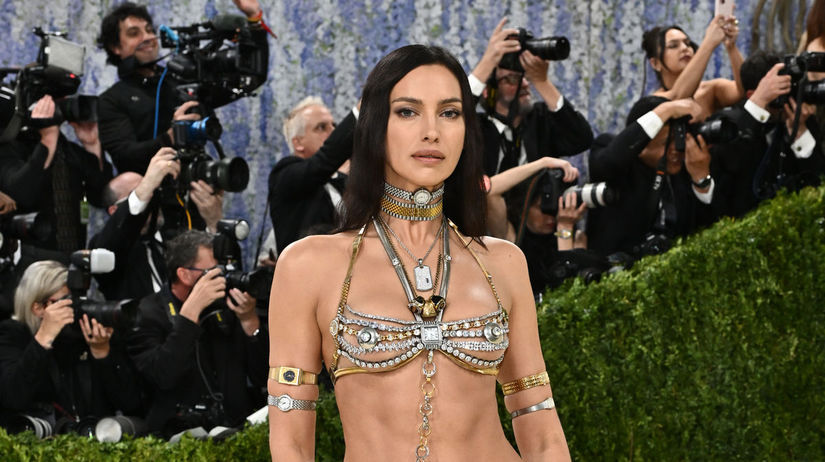 Ruska kraska Shayk ako najvyzlecenejsia hviezda MET Gala Prsia skrylo len par kamenov no nebola jedina Donaha sli aj tieto damy