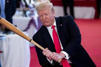 Spoluzijaka chcel vyrazit z okna Trump v mladosti sportoval a sikanoval